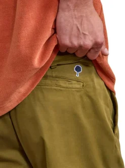 Short chino en coton kaki uni avec une coupe droite et un logo brodé
