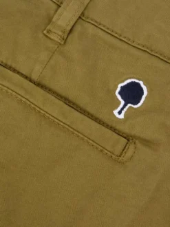 Short chino en coton kaki uni avec une coupe droite et un logo brodé