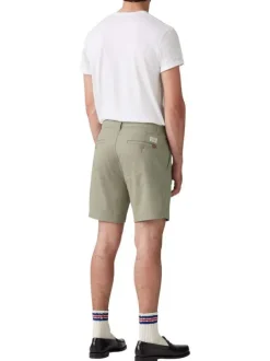 Short chino en coton mélangé kaki uni avec une coupe droite et un patch
