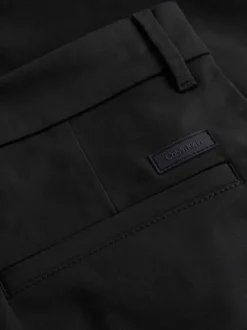 Short chino en coton noir uni avec une coupe regular fit et des passants