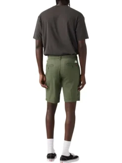 Short chino kaki à coupe droite pourvu du patch de la marque