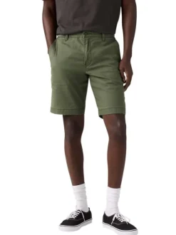 Short chino kaki à coupe droite pourvu du patch de la marque