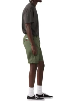 Short chino kaki à coupe droite pourvu du patch de la marque