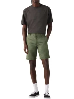 Short chino kaki à coupe droite pourvu du patch de la marque