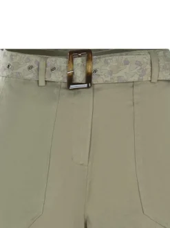 Short chino kaki uni avec une coupe droite et une ceinture imprimée à la taille