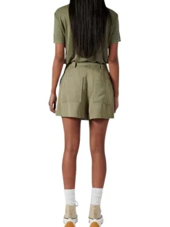 Short chino kaki uni avec une coupe droite et une ceinture imprimée à la taille