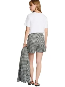 Short chino noir à coupe droite pourvu d'une fermeture boutonnée