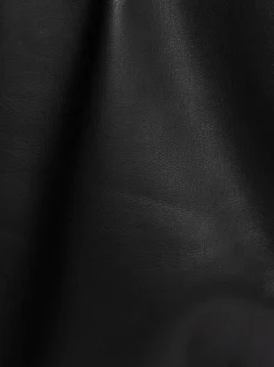 Short Chino noir uni effet cuir avec ceinture et poches arrière