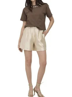 Short chino or uni pourvu d'une coupe large et d'une taille haute