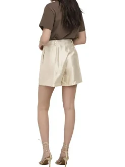 Short chino or uni pourvu d'une coupe large et d'une taille haute