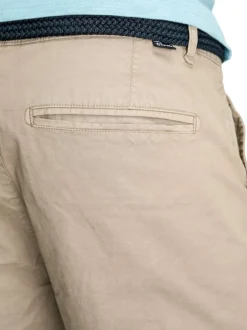 Short Chino 5 poches, en coton stretch beige, à ceinture tressée bleu marine