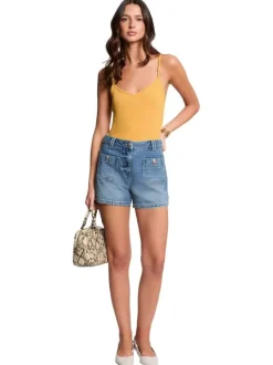 Short chino stone uni avec une coupe droite et des poches plaquées
