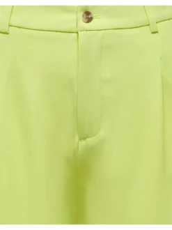 Short chino vert avec une coupe longue et des pinces sur l'avant