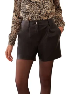 Short coupe droite noir uni aspect similicuir avec poche plaquée décorative