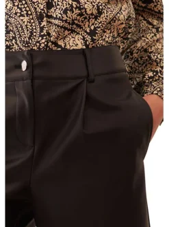 Short coupe droite noir uni aspect similicuir avec poche plaquée décorative