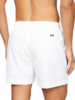 Short de bain blanc uni avec une coupe droite et étiquette tricolore