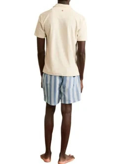 Short de bain bleu à rayures blanches avec une coupe droite