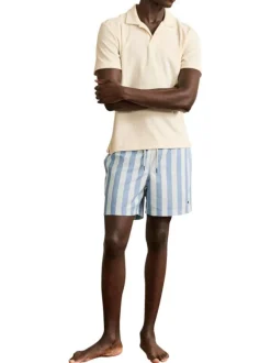 Short de bain bleu à rayures blanches avec une coupe droite