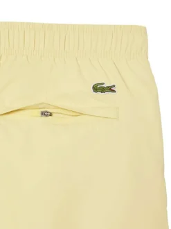 Short de bain jaune avec un imprimé à l'avant et une coupe droite
