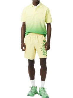 Short de bain jaune avec un imprimé à l'avant et une coupe droite