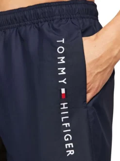 Short de bain marine uni avec une coupe droite et nom floqué