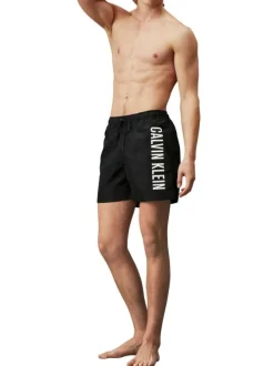 Short de bain noir uni avec une coupe droite et une taille élastiquée