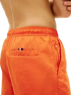 Short de bain orange à coupe ajustée pourvu du nom de la marque