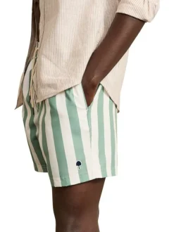 Short de bain vert à rayures blanches avec une coupe droite