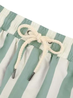 Short de bain vert à rayures blanches avec une coupe droite