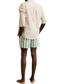 Short de bain vert à rayures blanches avec une coupe droite