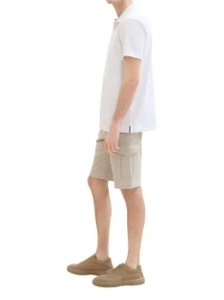 Short en coton beige uni avec une coupe cargo et des poches plaquées