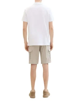 Short en coton beige uni avec une coupe cargo et des poches plaquées