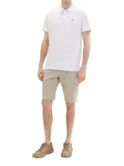 Short en coton beige uni avec une coupe cargo et des poches plaquées