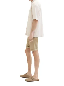Short en coton beige uni avec une coupe chino et des poches arrières plaquées