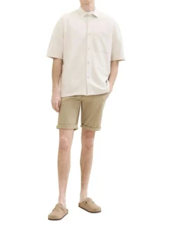 Short en coton beige uni avec une coupe chino et des poches arrières plaquées