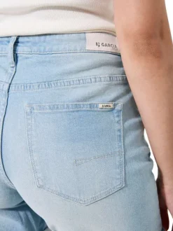 Short en coton bleu ciel uni pourvu d'une coupe droite et de multiples poches