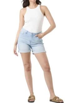 Short en coton bleu ciel uni pourvu d'une coupe droite et de multiples poches