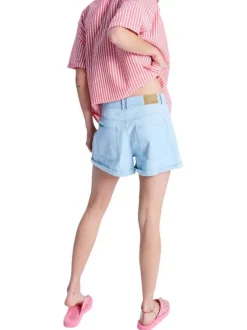Short en coton bleu à coupe ample pourvu d'une fermeture zippée et boutonnée