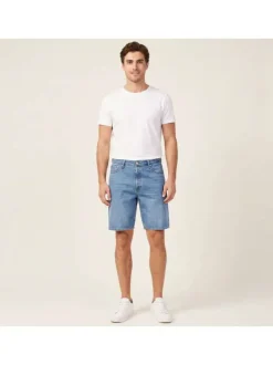 Short en coton bleu délavé avec une coupe droite et 1 bouton de fermeture