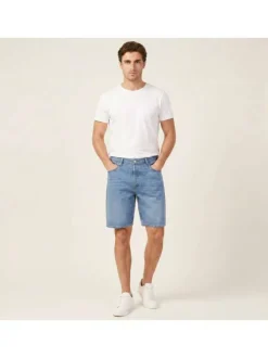 Short en coton bleu délavé avec une coupe droite et 1 bouton de fermeture