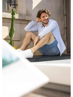 Short en coton bleu délavé avec une coupe droite et à 5 poches