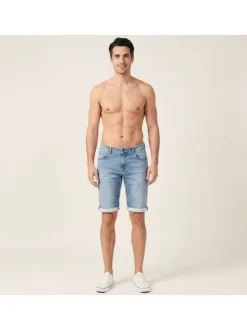 Short en coton bleu délavé avec une coupe droite et à 5 poches