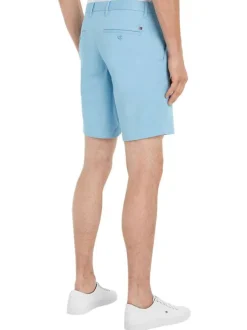Short en coton bleu uni avec une coupe chino et logo brodé arrière