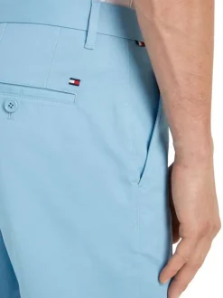 Short en coton bleu uni avec une coupe chino et logo brodé arrière