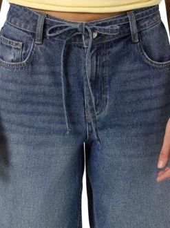 Short en coton bleu uni avec une coupe droite et de multiples poches