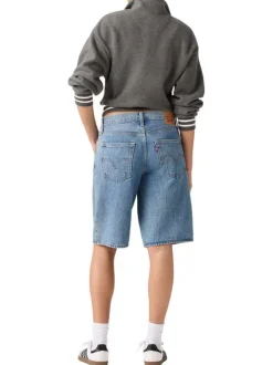 Short en coton bleu uni avec une coupe droite et un patch à la taille