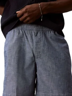Short en coton bleu uni pourvu d'une taille élastiquée et d'une coupe droite