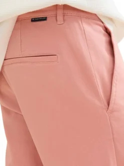 Short en coton corail uni avec une coupe chino et des poches latérales