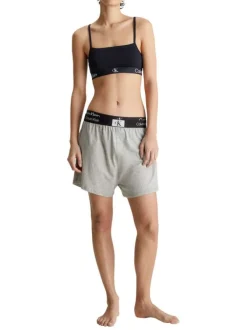 Short en coton gris uni avec une coupe droite et fente aux cuisses