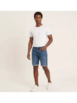 Short en coton indigo uni avec une coupe ajustée et des passants pour ceinture
